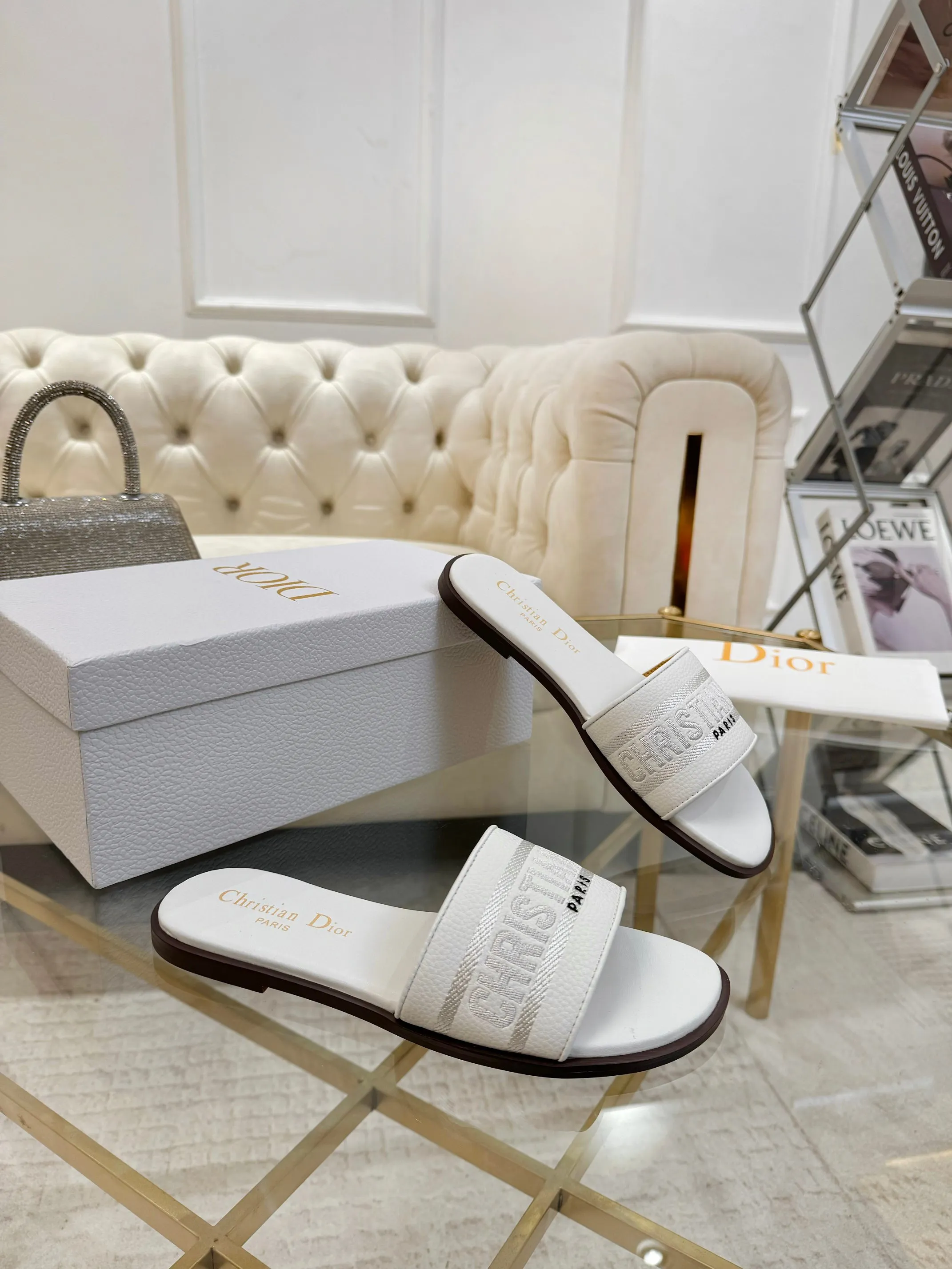 👟👟Ex-factory price 340👟👟 Genuine leather sole +40 Dior new style cowhide surface, sheepskin lining + embroidery process, 5 colors optional, code size 35-42, rubber sole, genuine leather sole +40